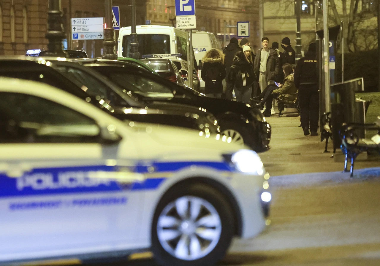 Zagreb: Policija i prometni redari dežuraju oko HNK i ne dopuštaju okupljanje mladima, Foto: Marko Prpic/PIXSELL
