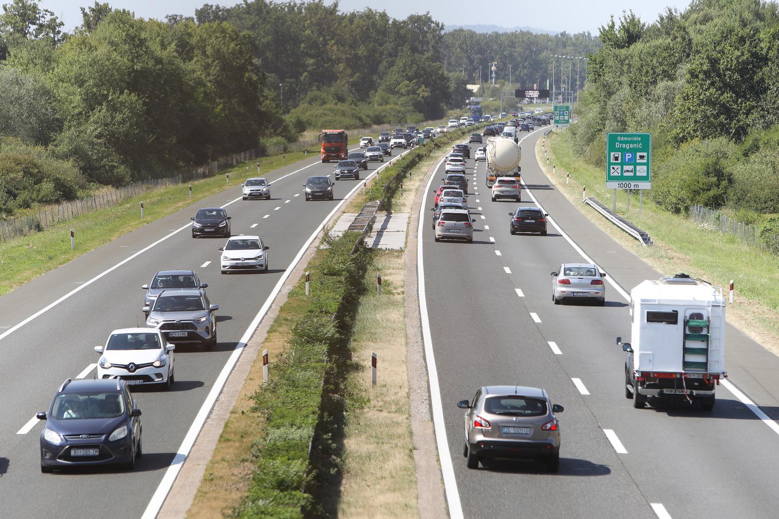 Starker Verkehr, Geschwindigkeitsbegrenzungen aufgrund von Pannen und ein Hund auf dem Bürgersteig 3 pxl 210725 135773011 20250723052721