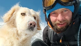 Mihael Strle i njegov pas Oskar tijekom pješačenja stazom Via Adriatica (2022.)