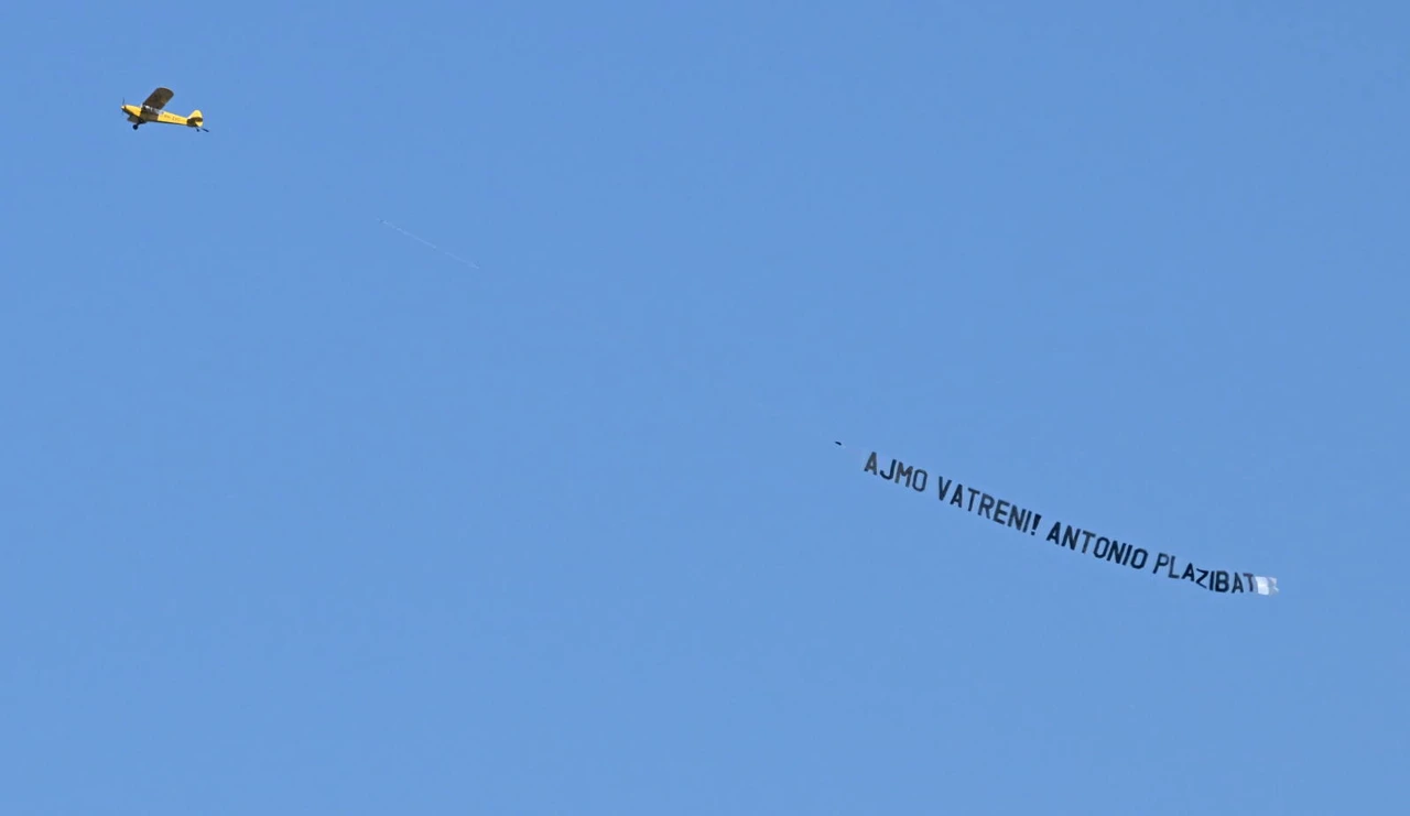 Avion s porukom podrške Vatrenima