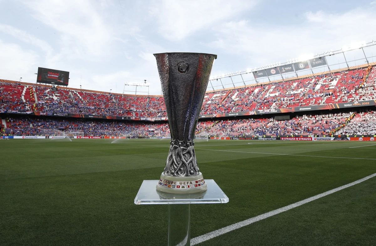 Pobjednički pokal uoči početka finala u Sevilli