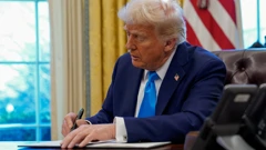 Donald Trump potpisuje odluku