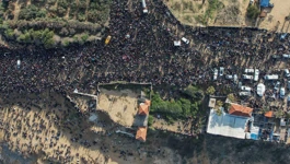 Raseljeni Palestinci čekaju prolazak u sjeverni dio Gaze 