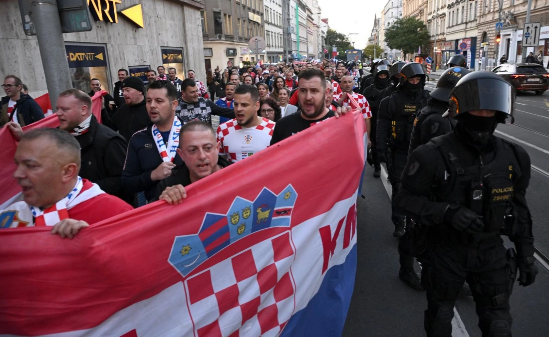 Hrvatski navijači u korteu idu do stadiona 