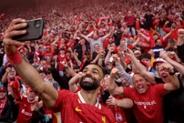 Mohamed Salah s navijačima nakon osvajanja naslova prvaka Engleske, Foto: Phil Noble/REUTERS