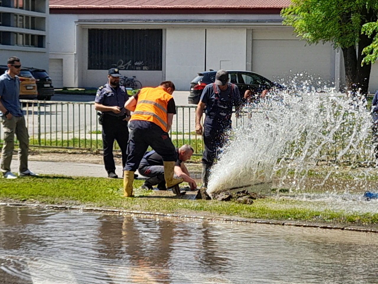 Unatoč naporima radnika velike količine vode završile su na kolniku, Foto: Vlatko Franjin/HRT Radio Osijek