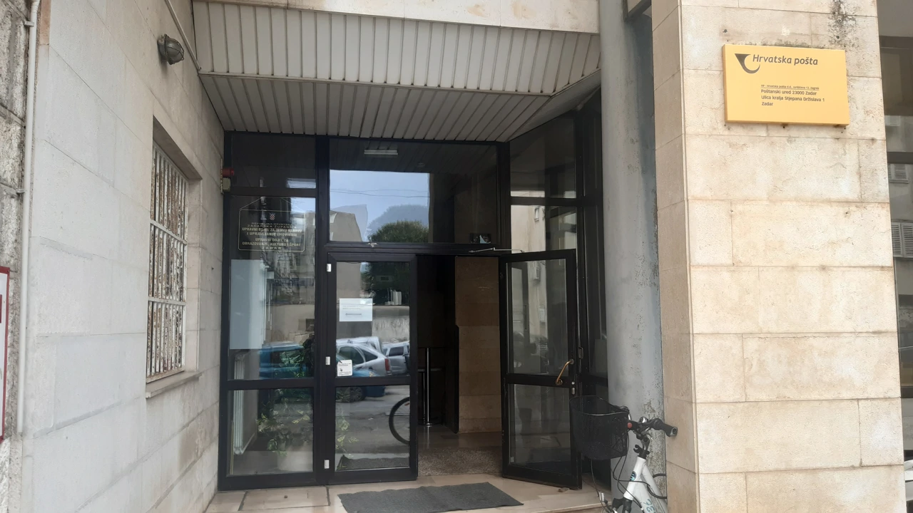 Dio županijskih odjela na novoj lokaciji u zgradi glavne pošte na Relji- desni ulaz 