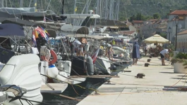 Vis pun turista, grad poziva na štednju vode 