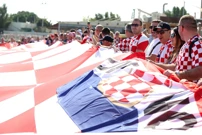 Hrvatski navijači razvili 200 metara dugu zastavu, Foto: Goran Stanzl /PIXSELL