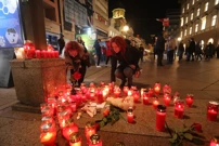 Riječani paljenjem svijeća odali počast Balaševiću, Foto: Goran Kovacic/PIXSELL