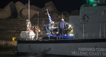 Obalna straža nosi vreće s tijelima migranata 