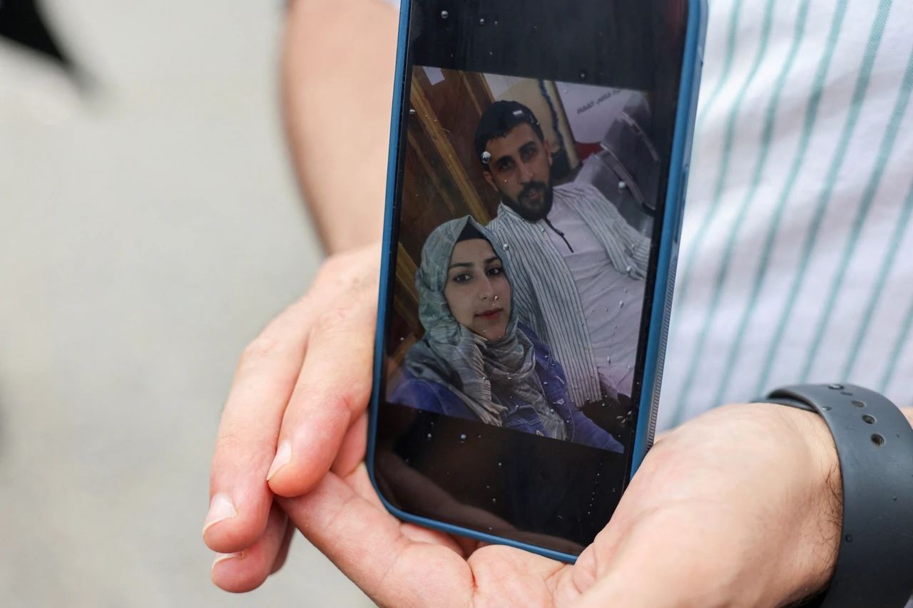 Spašeni migranti u luci Kalamota čekaju informacije o preživjelima, Foto: Stelios Misinas/Reuters