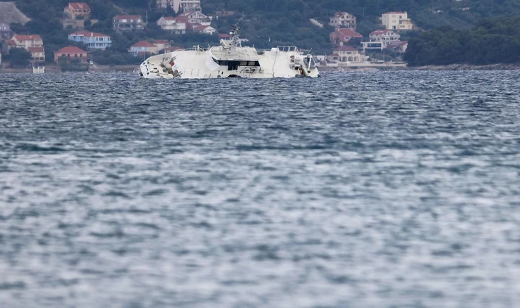 Potonuli katamaran Melita dotegljen u luku na ispumpavanje goriva