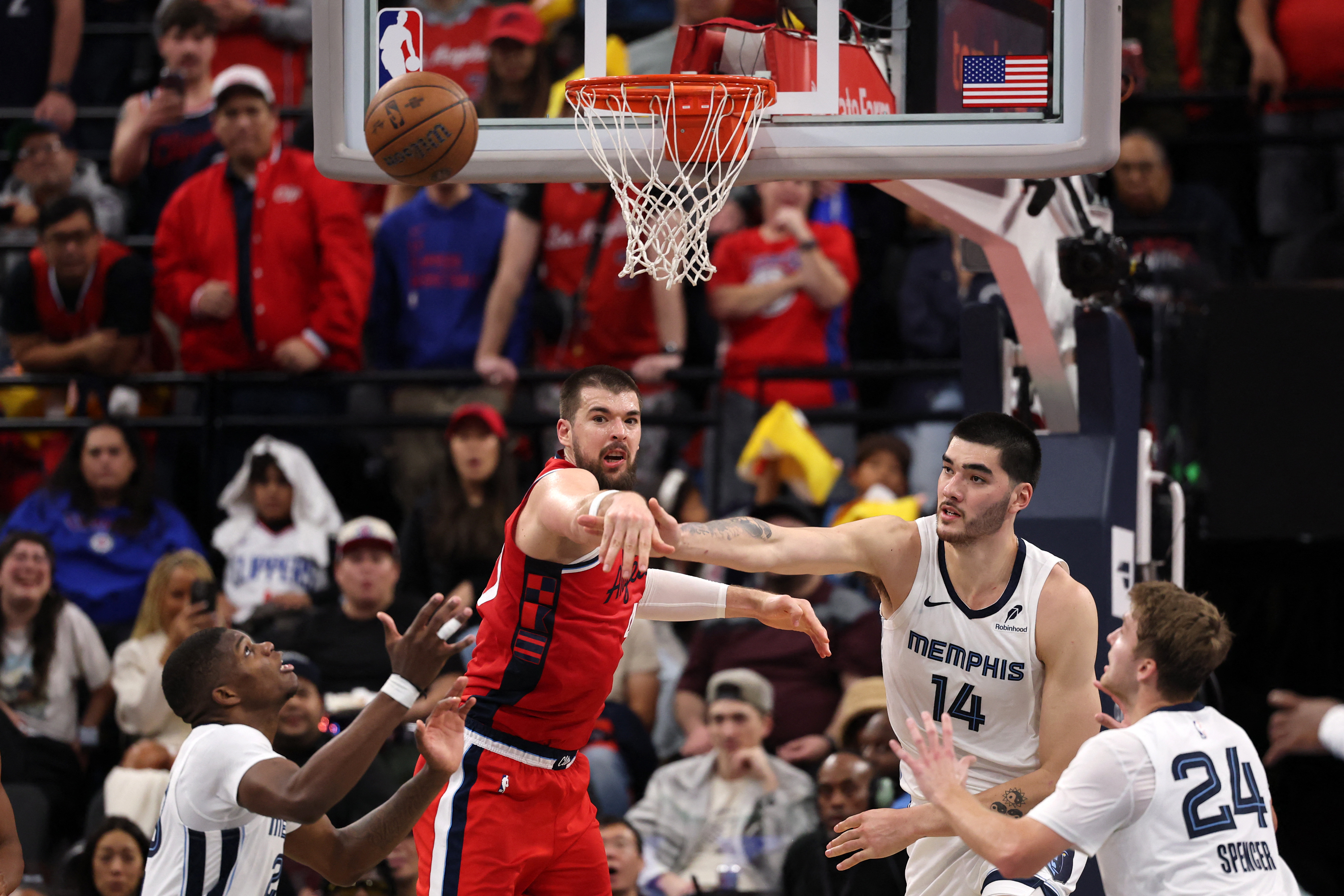 2025 11 29t061517z 375001 mt1usatoday27700435 rtrmadp 3 nba memphis grizzlies at los angeles clippers 20251129080517
