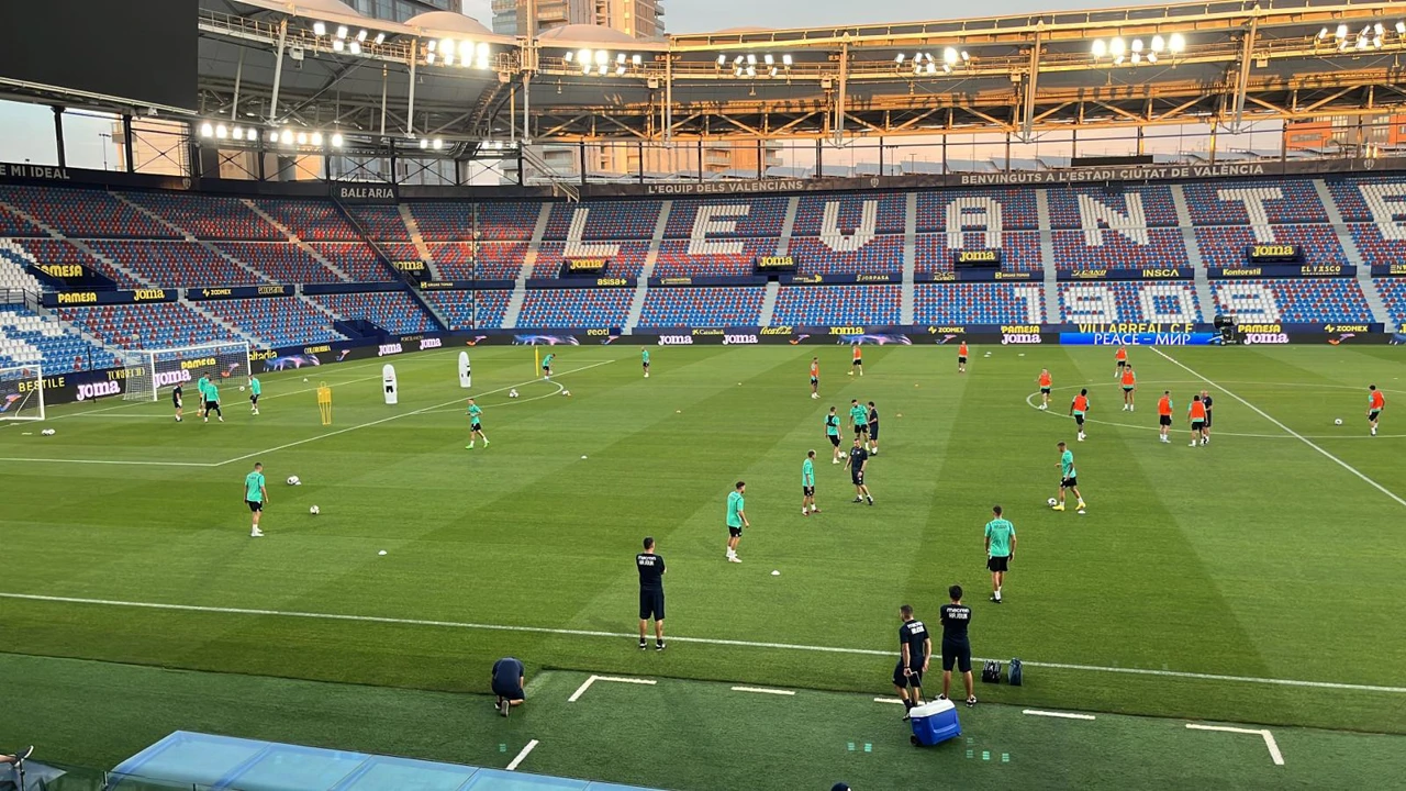 Trening bijelih na stadionu Levantea 
