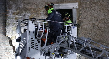 Spašavanje ljudi nakon urušavanja tornja Torre dei Conti 