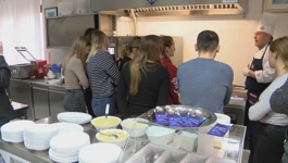 Studenti kuhaju s profesionalnim kuharima
