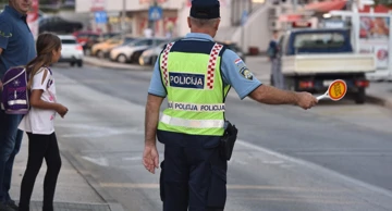 Policija nadzire prilaze školama