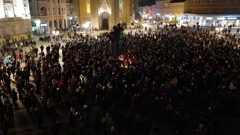 Novosađani se opraštaju od Balaševića paljenjem svijeća na Trgu Slobode