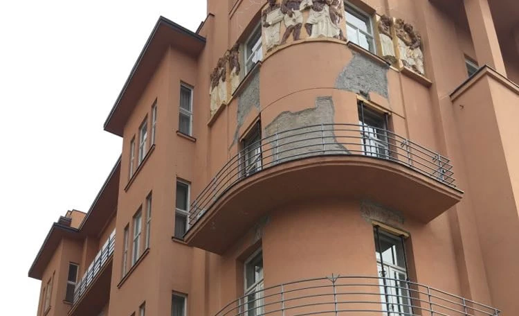 Konstrukcija pala sa zgrade i oborila prolaznika, Foto: Lidija Medaković/HRT