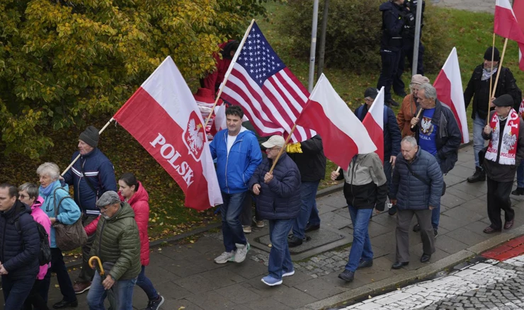 Prosvjednici dolaze na okupljanje u Varšavi
