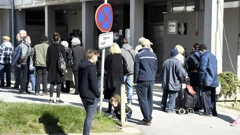 Ispred ureda Ministarstva graditeljstva u Sisku