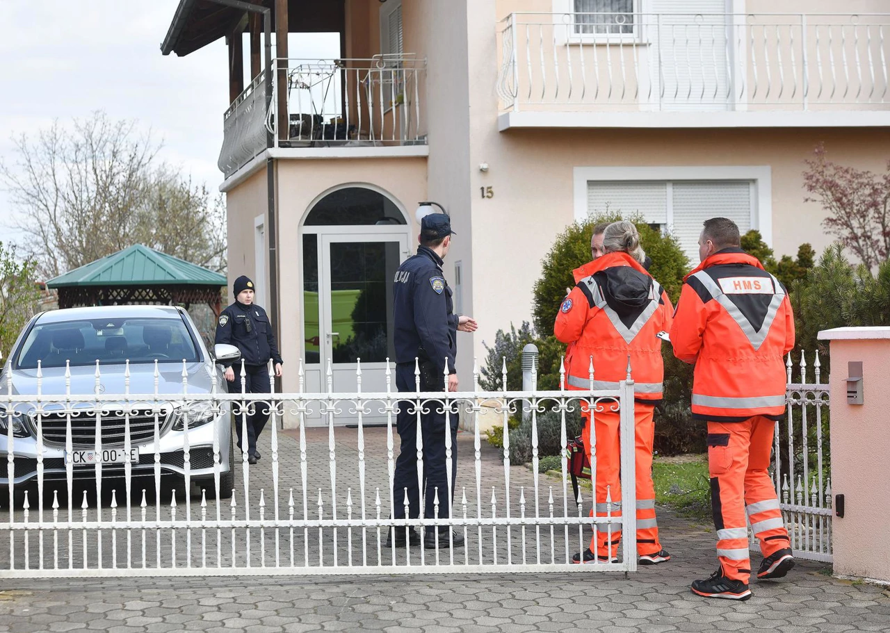 Hitna pomoć pred kućom Đure Horvata, Foto: Vjeran Zganec Rogulja /PIXSELL