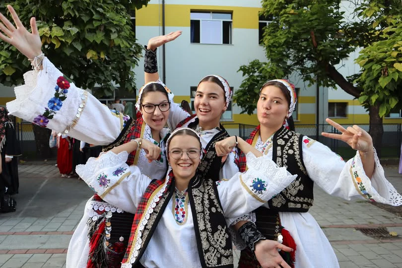 S prijateljicama u narodnoj nošnji