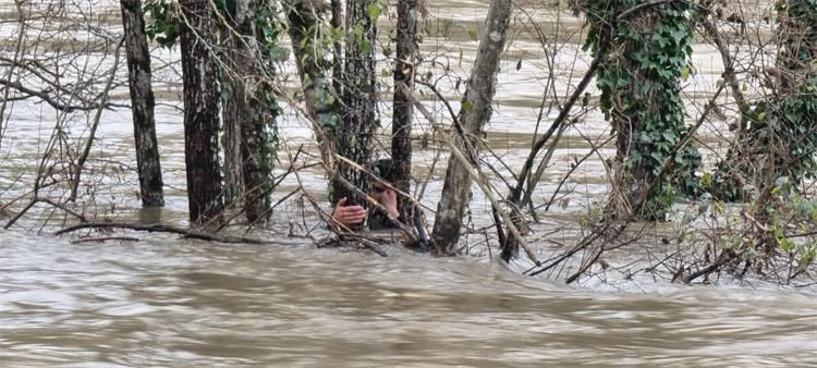 Karlovačka policija i vatrogasci spasili dvoje migranata iz Kupe, Foto: PU karlovačka/HRT