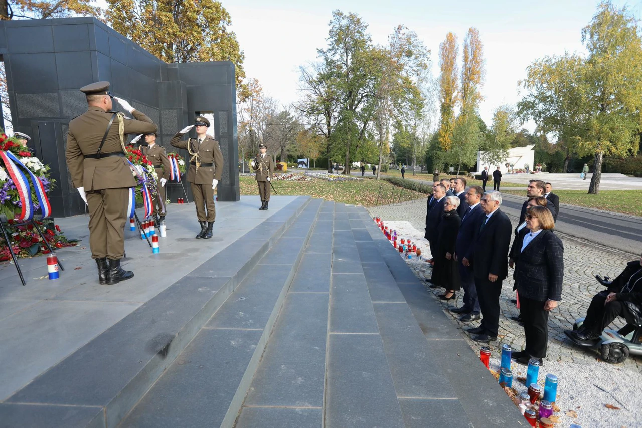 Gordan Jandroković položio vijence na Mirogoju