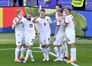 Marcel Sabitzer slavi gol sa suigračima, Foto: Fabian Bimmer/REUTERS