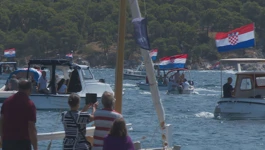 Brojni posjetitelji od jutra su počeli pristizati na naš najmanji naseljeni otok