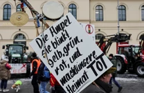 Poljoprivrednici s traktorima prosvjeduju kod Brandenburških vrata, Foto: Leo Simon/ REUTERS 