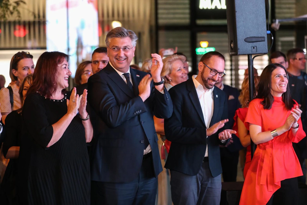 Premijer Andrej Plenković i gradonačelnik Tomislav Tomašević na Europskom trgu, Foto: Matija Habljak/PIXSELL