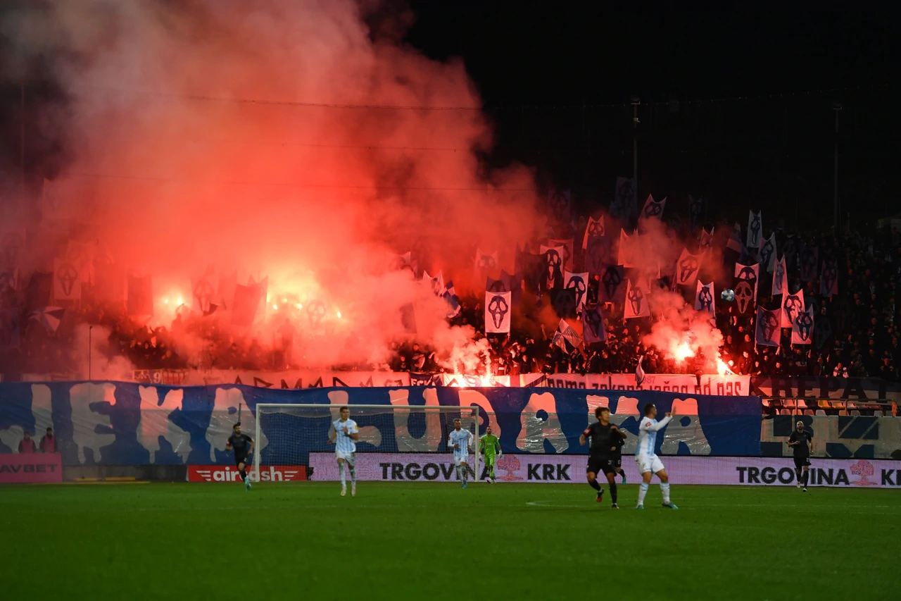 Rijeka - Dinamo. Baklje na tribinama 