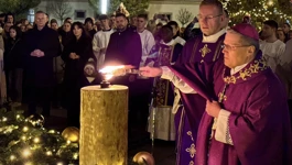 Nadbiskup Hranić pali prvu svijeću