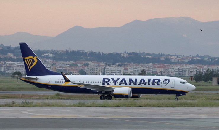 Putnik Ryanaira zamalo ispao kroz prozora aviona prije prinudnog slijetanja