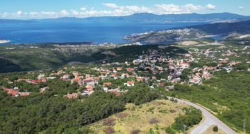 Smještaj objekta planiran je na strateškoj poziciji s koje se pruža pogled na područje čitave Urbane aglomeracije Rijeka