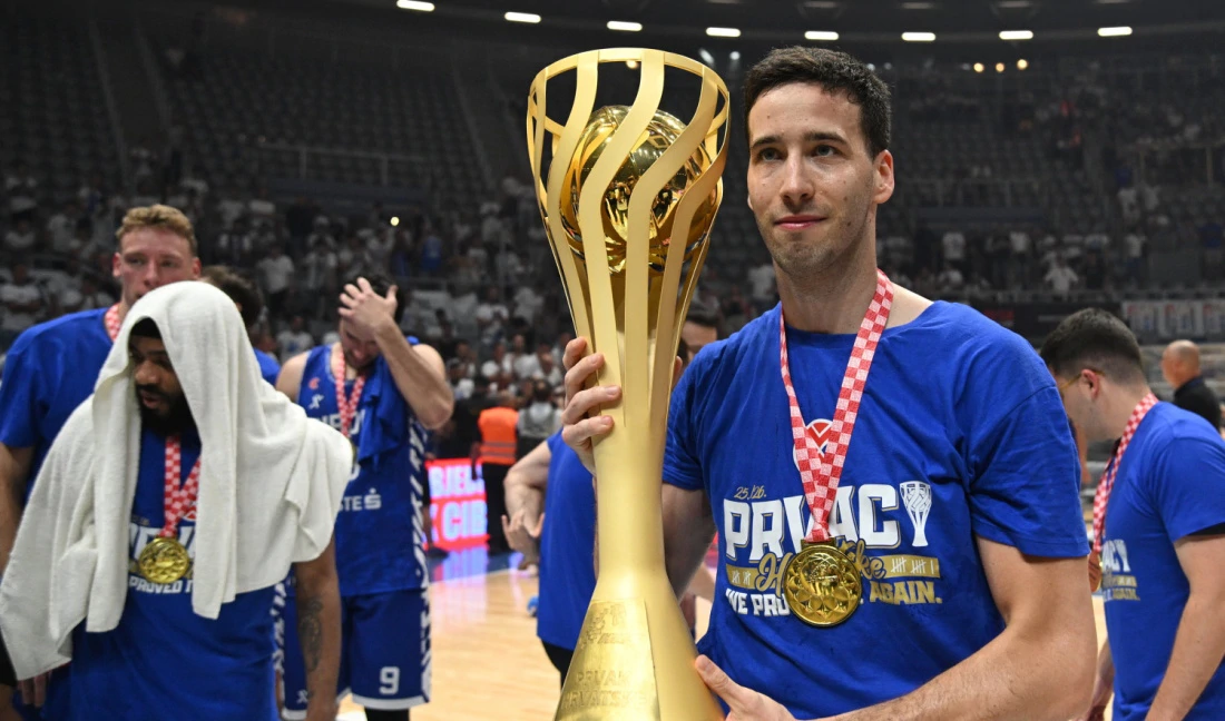 Krešimir Radovčić s peharom, Foto: Tom Dubravec/CROPIX