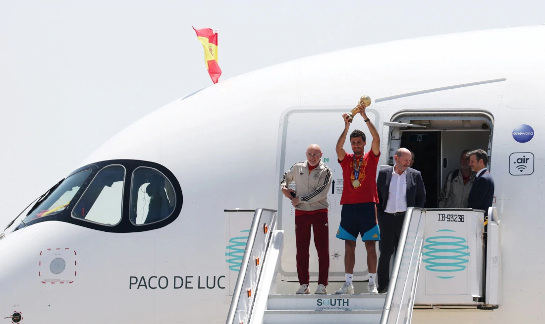 Rodri, Luis De La Fuente i predsjednik Saveza Rafael Louzan with the World Cup trophy during the team's arrival at Madrid TPX IMAGES OF THE DAY, Foto: Violeta Santos Moura/REUTERS