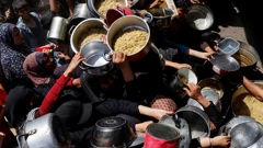 Stanovnici Gaze u javnoj kuhinji, Khan Younis, 29. travnja