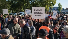 Prosvjed roditelja pred zagrebačkom Gradskom upravom