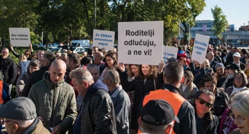 Prosvjed roditelja pred zagrebačkom Gradskom upravom