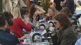 Ispijanje kave uz sunčano vrijeme