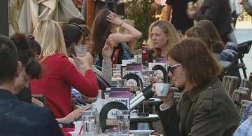 Ispijanje kave uz sunčano vrijeme