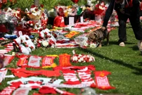 Navijačka obilježja i cvijeće izvan Anfielda u spomen na Diega Jota, Foto: Temilade Adelaja/REUTERS