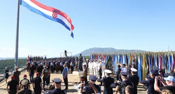 Na kninskoj tvrđavi podignuta hrvatska zastava