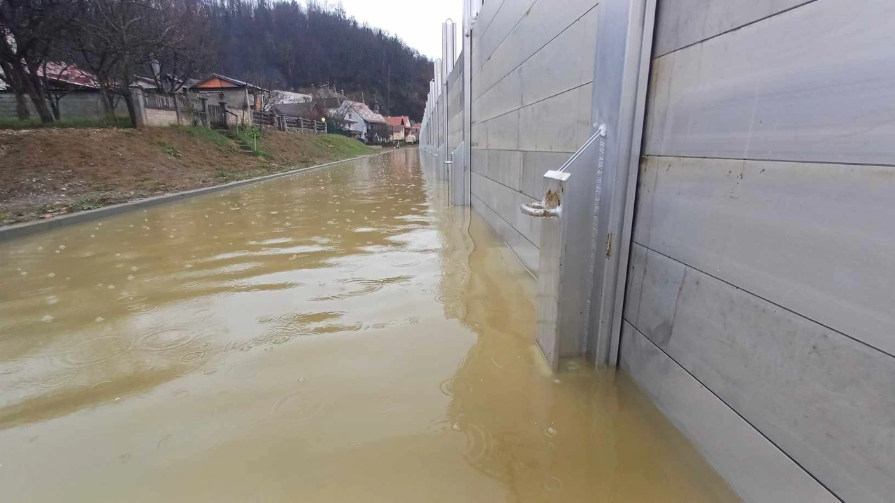 Na obali Une postavljen sustav obrane od poplave, Foto: Igor Ahmetović/HRT