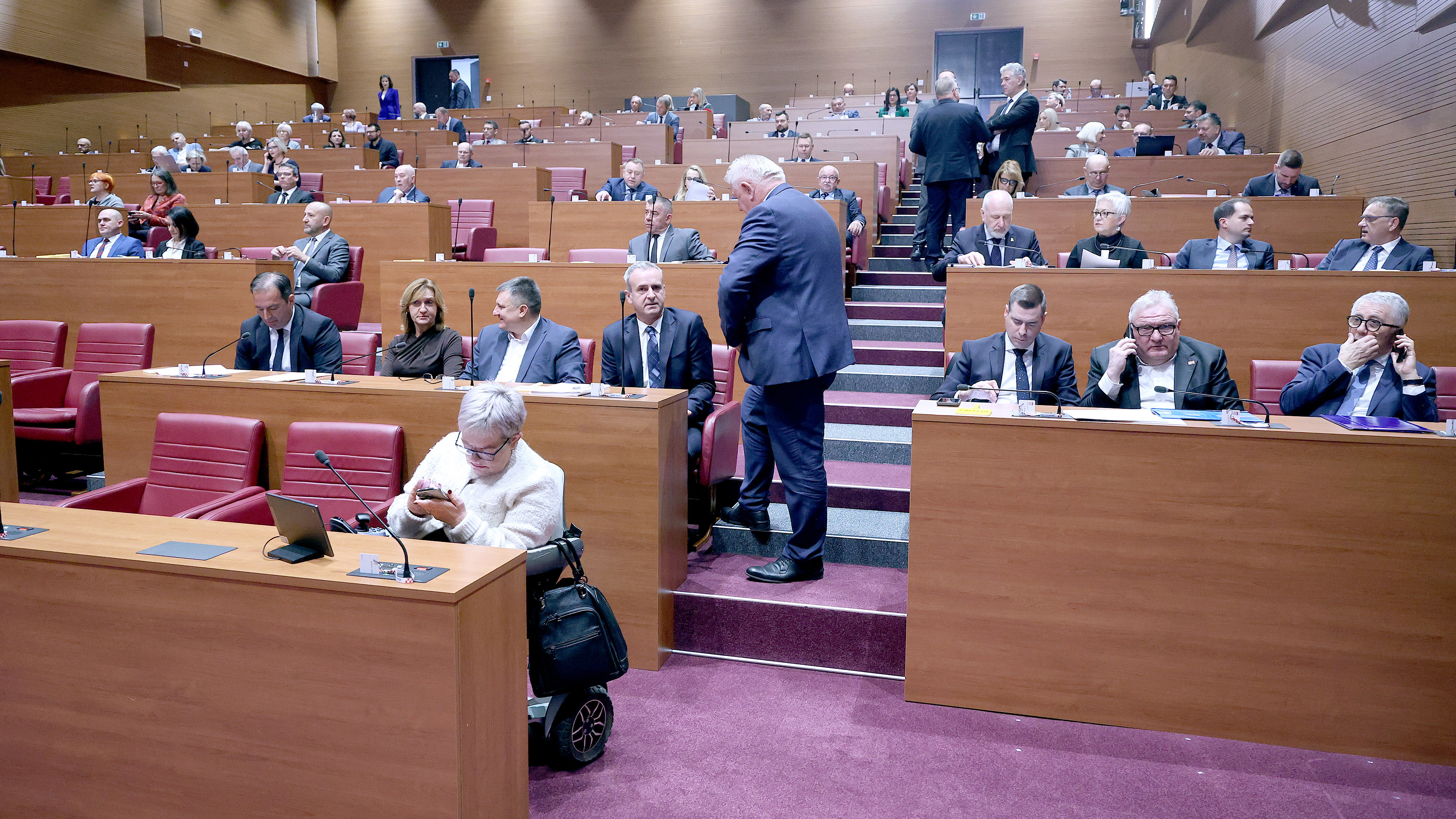 Parlament: Neues Steuerreformpaket bringt Entlastung für Unternehmer 1 pxl 121125 141774478 20251202201538