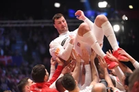 Domagoj Duvnjak na rukama suigrača, Foto: Ante Cizmic/CROPIX